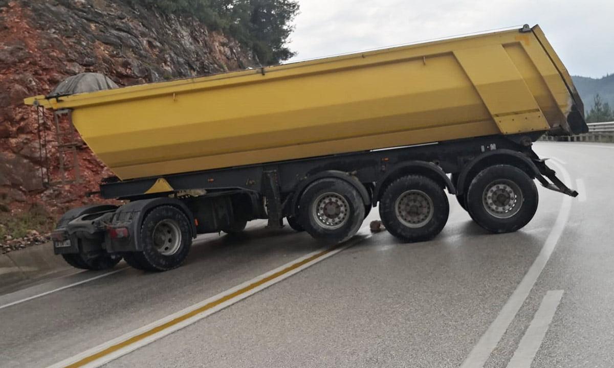 Gülümbe rampalarında hafriyat kamyonu makas attı