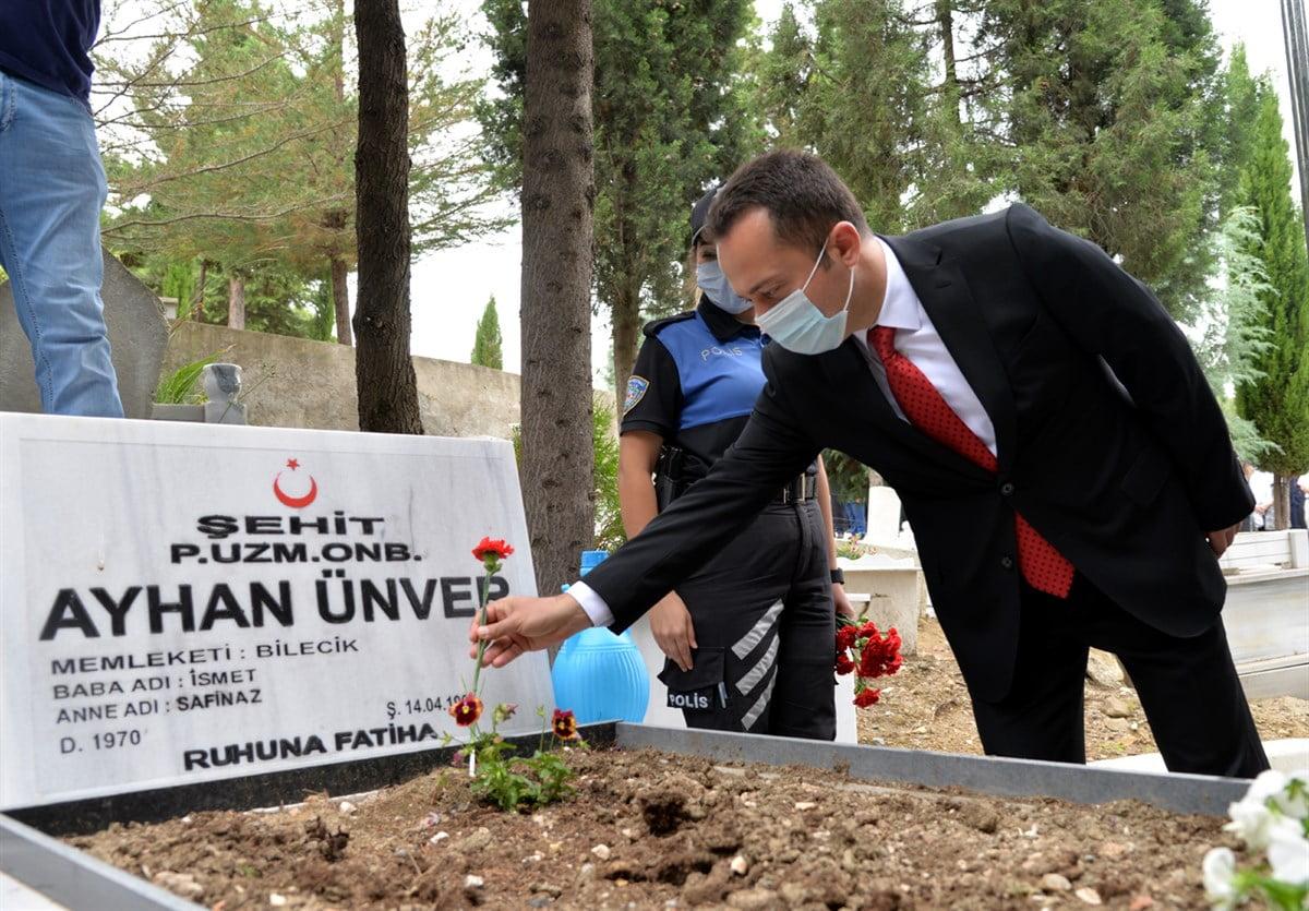 15 Temmuz Demokrasi ve Milli Birlik Günü Bilecik Valisi Bilal Şentürk Şehit Mezarına Karanfil Bıraktı