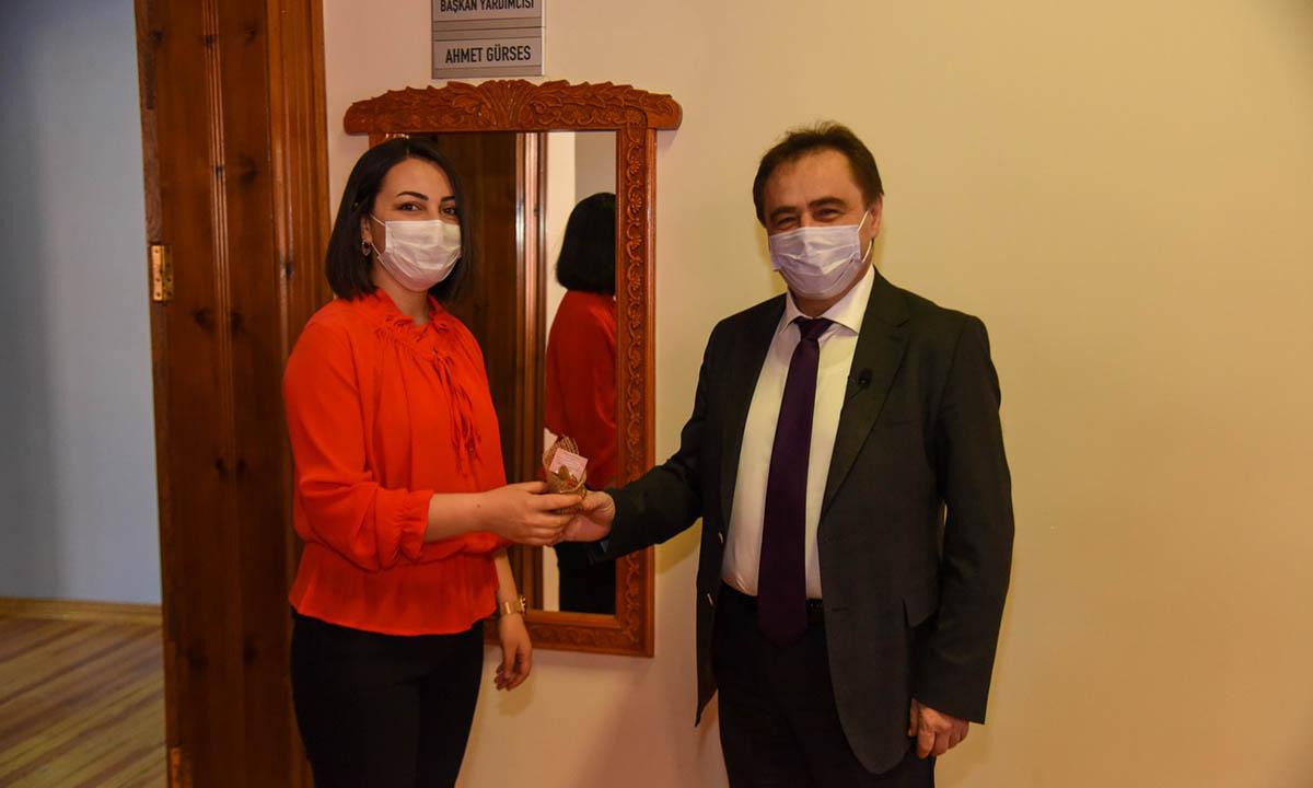 Bilecik Belediye Başkanı Şahin, kadın personelin 8 Mart Dünya Emekçi Kadınlar Gününde mücadele etmeyi ve dayanıklılığı simgeleyen kaktüs çiçeği hediye etti.3