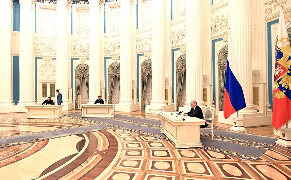 Rusya Devlet Başkanı Vladimir Putin'in , Donetsk ve Lugansk Halk Cumhuriyetini tanıdı