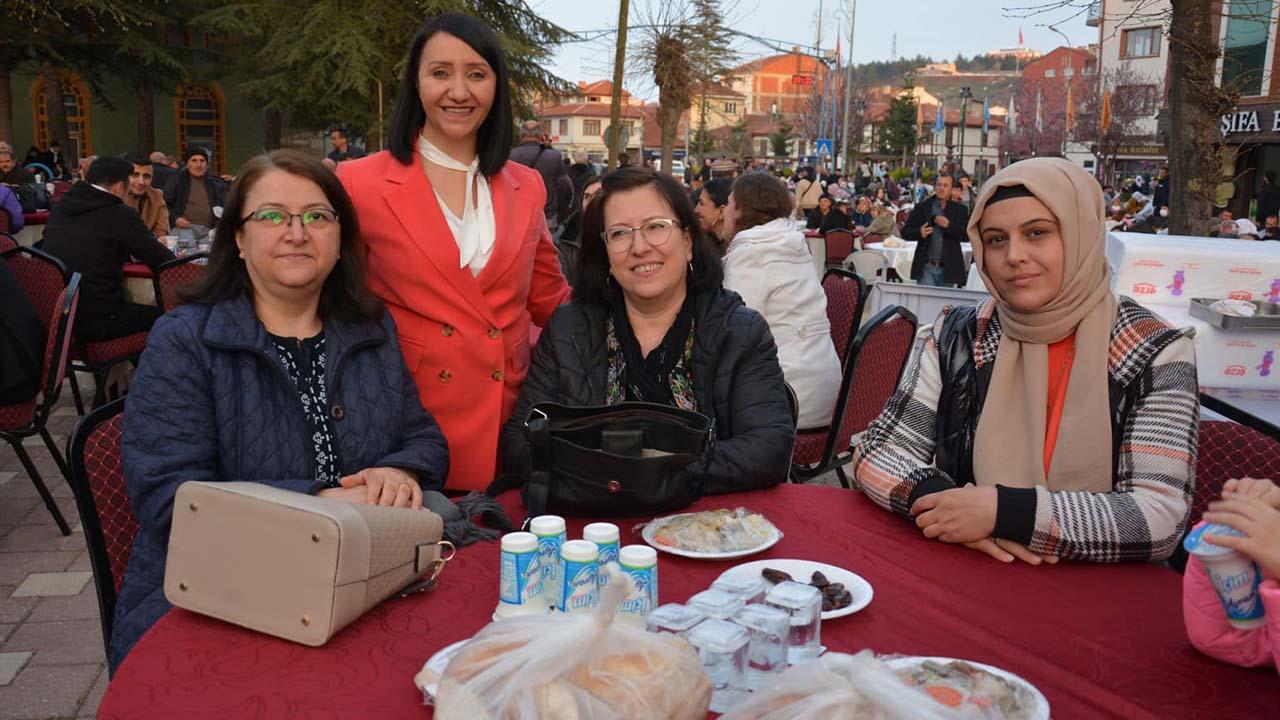 pazaryerindeki-iftar-yemegine-katilim-yogundu3