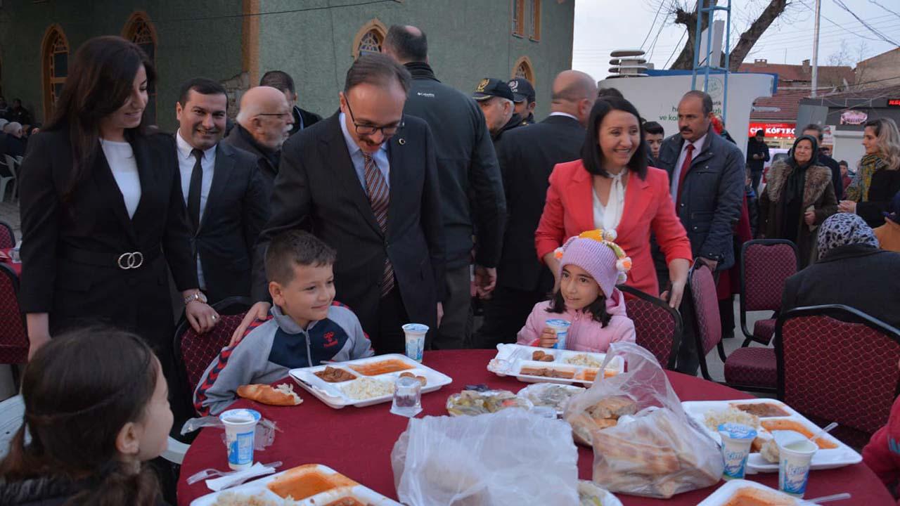 pazaryerindeki-iftar-yemegine-katilim-yogundu9