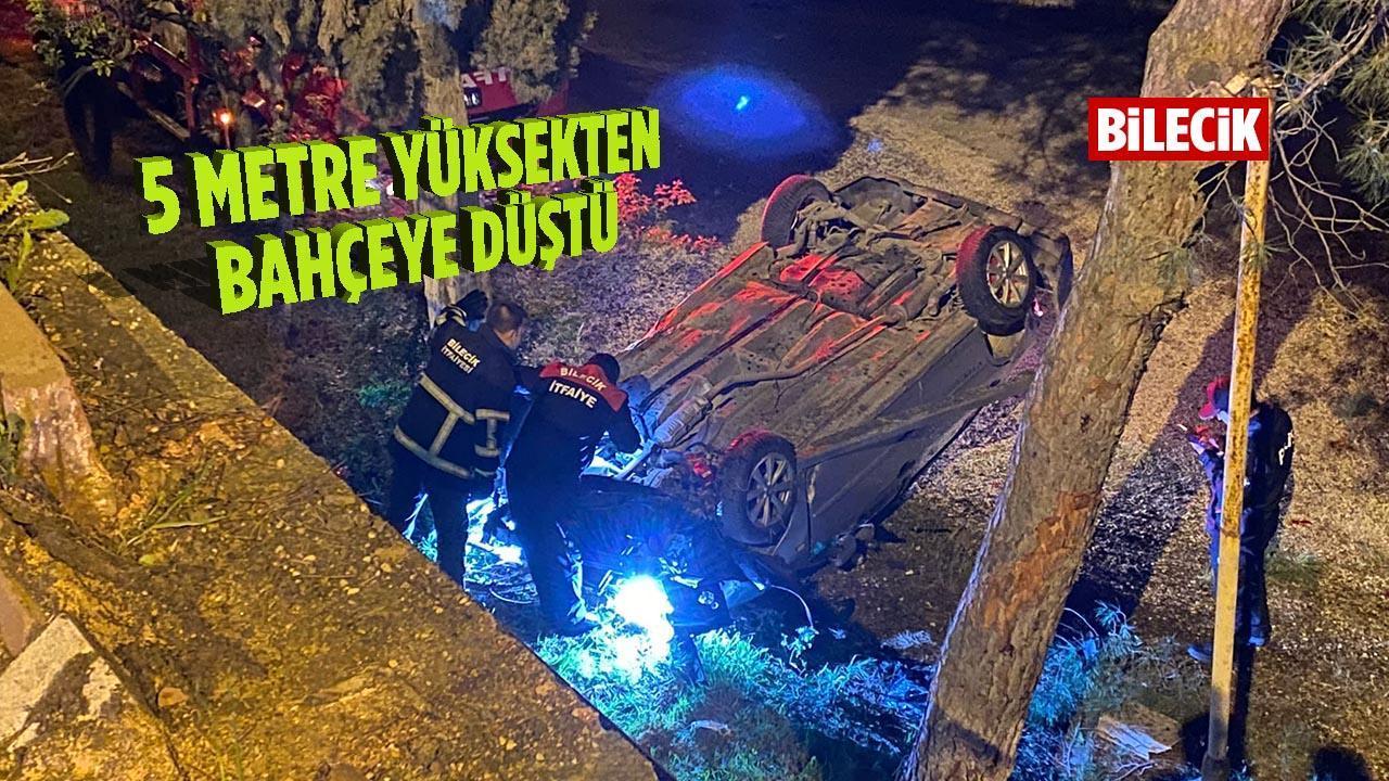 Bilecik’te Otomobil Eski Valilik Bahçesine Düştü