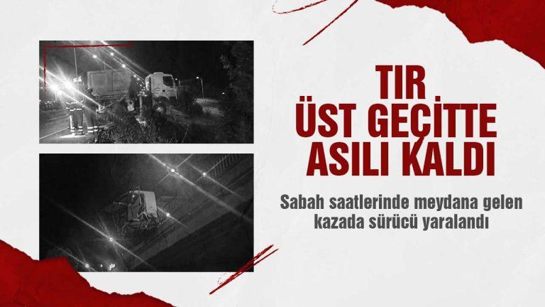Bilecik’te TIR Üst Geçitte Asılı Kaldı