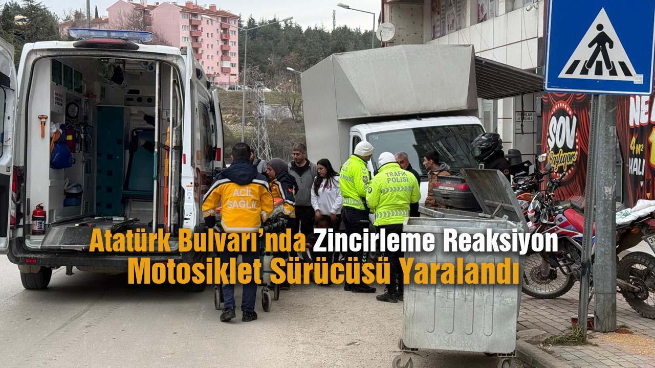 Bilecik Atatürk Bulvarı’nda Zincirleme Reaksiyon: Motosiklet Sürücüsü Yaya Geçidinde Yaralandı